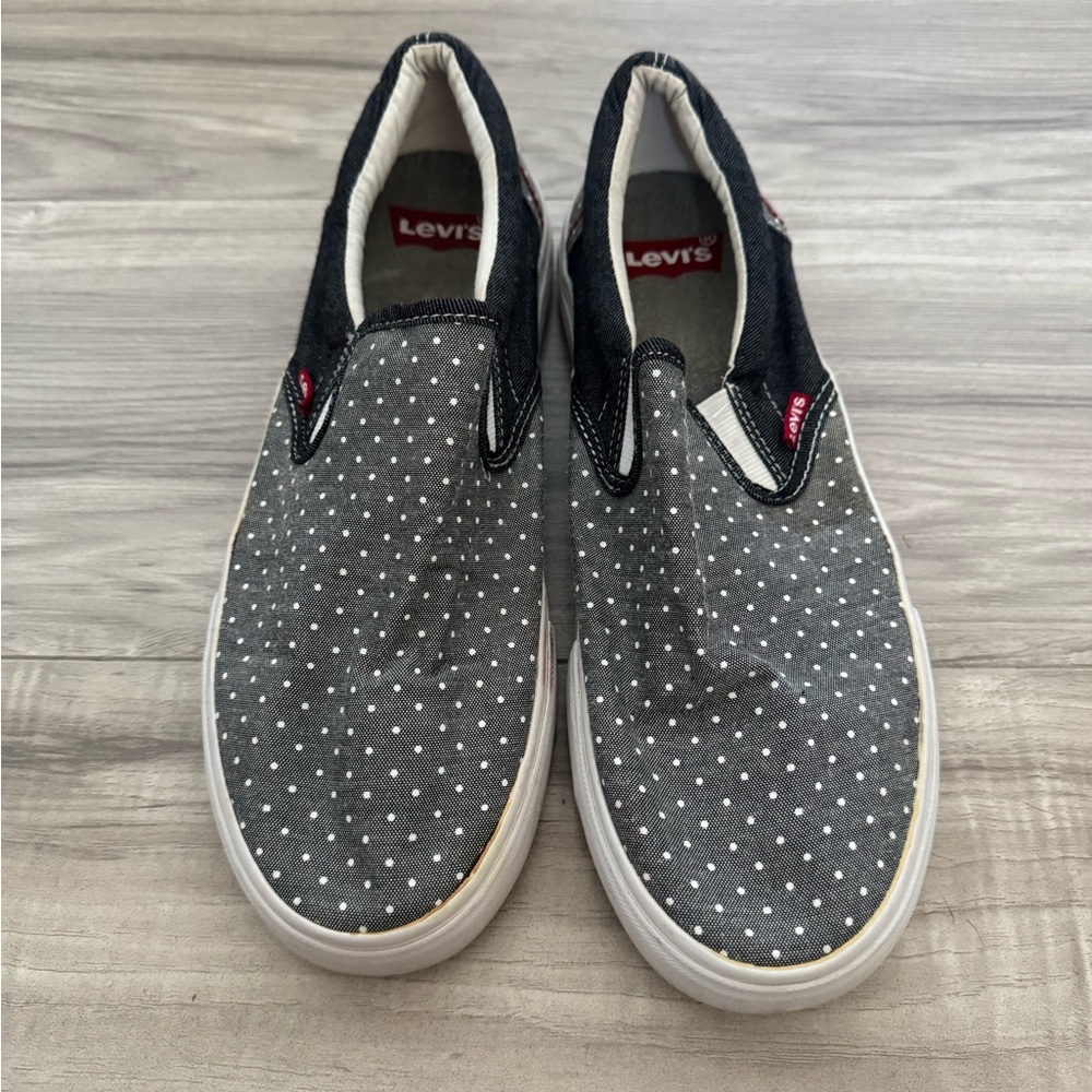 🚨LAST CALL🚨🗣️ Levi's Women’s Gray and Black Polka Dot Sneakers - size 10